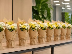 Хризантемы кустовые — одинаковые букеты на корпоративное мероприятие