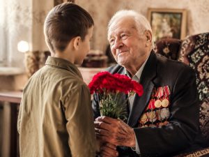 Цветы ветерану на 9 мая — красные гвоздики от правнука